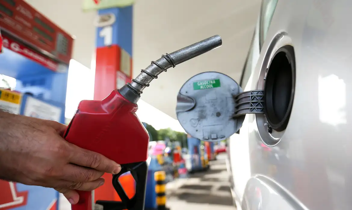 Gasolina sobe 2% nos postos sob impacto do reajuste da Petrobras