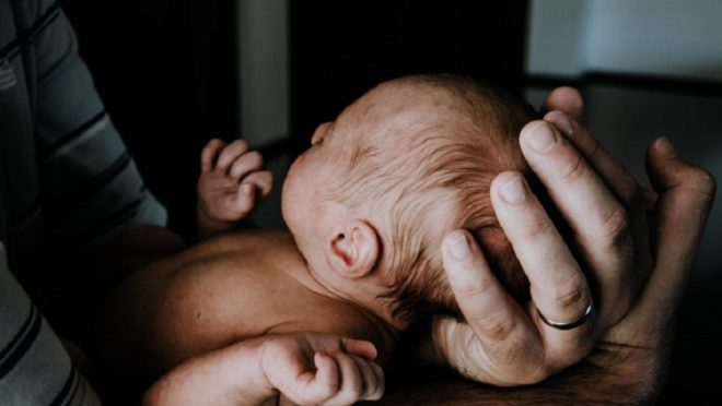 Filas para adoção só aumentam, enquanto há quem queira seguir matando bebês