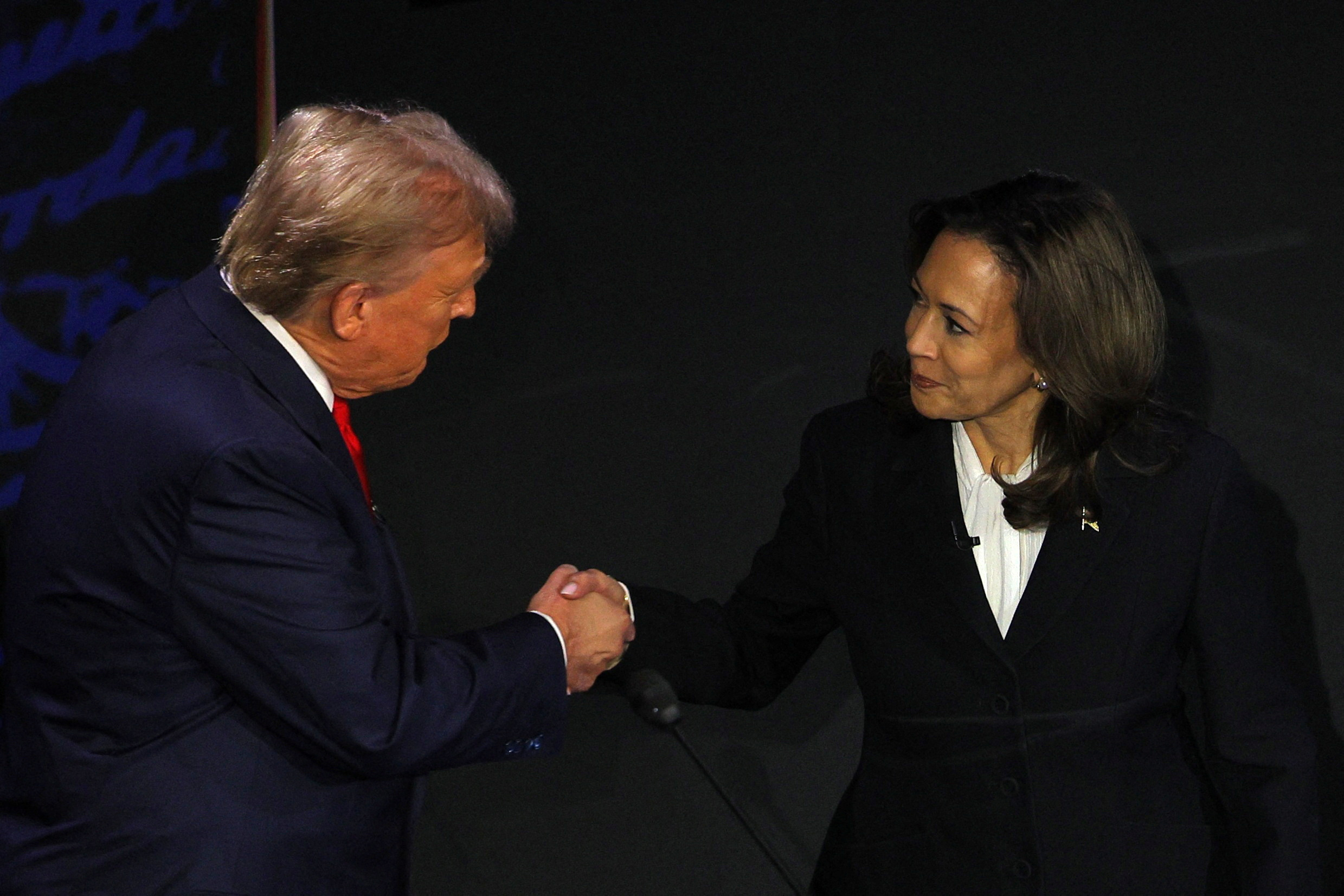 O aperto de mãos de Trump e Kamala Harris