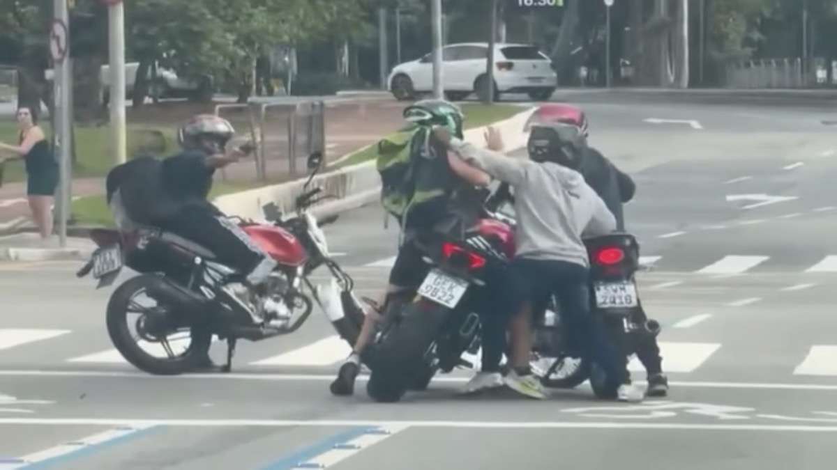 Vídeo: Criminosos Armados Roubam Motociclista em Plena Faria Lima, SP