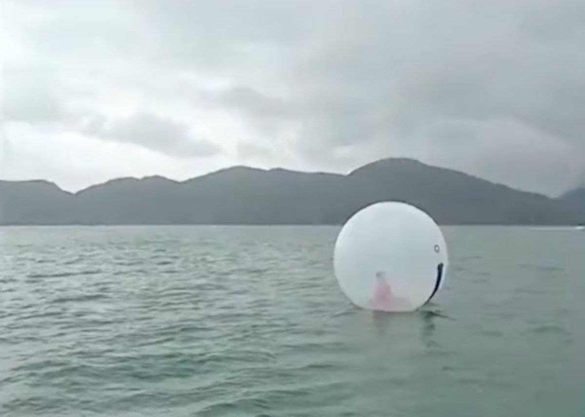 Marinheiro resgata criança em bolha inflável no mar de Ubatuba; veja vídeo