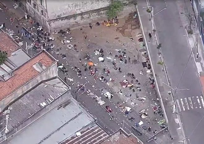 Prefeitura de São Paulo constrói muro na região da cracolândia