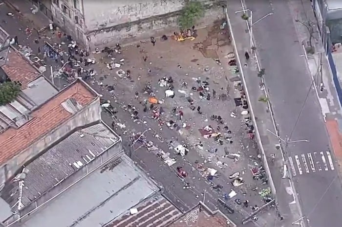 Prefeitura de São Paulo constrói muro na região da cracolândia